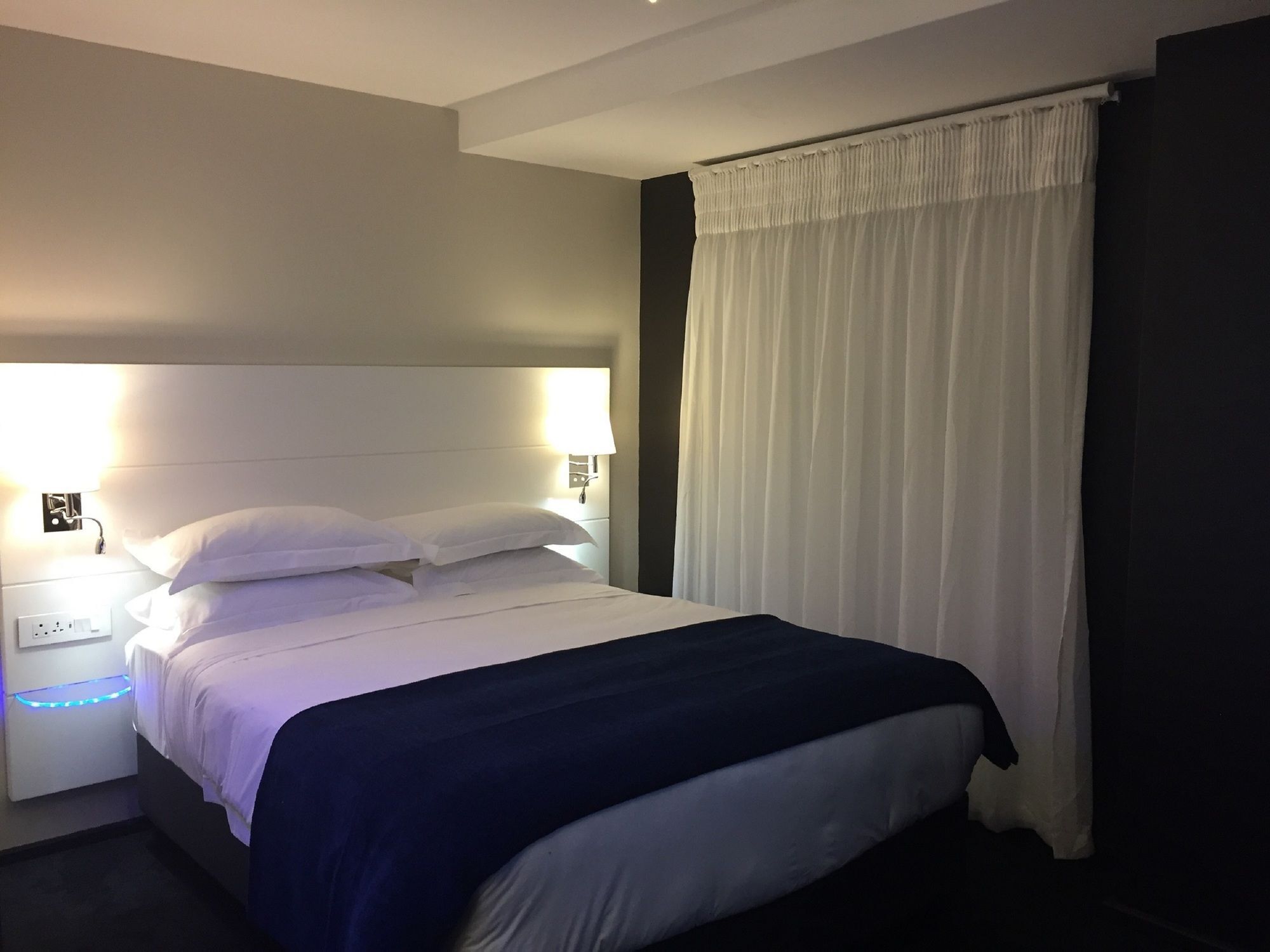 Onomo Hotel Johannesburg Сандтън Екстериор снимка
